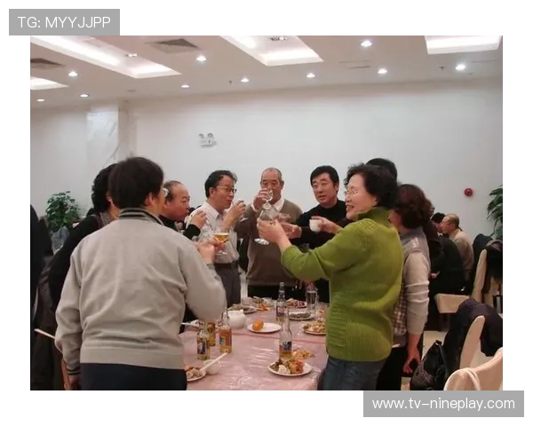 中国足球传奇老球星重聚合影见证岁月风采与辉煌历史 中国足球传奇老球星重聚合影见证岁月风采与辉煌历史